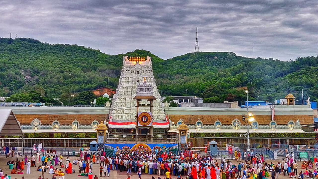 టీటీడీ బోర్డు కీలక నిర్ణయాలు.. హిందువులకే ఉద్యోగం.. వారికి జీతంలో జీఎస్టీ కటింగ్ లేకుండానే.. టీటీడీ బోర్డు కీలక నిర్ణయాలు.. హిందువులకే ఉద్యోగం.. వారికి జీతంలో జీఎస్టీ కటింగ్ లేకుండానే..