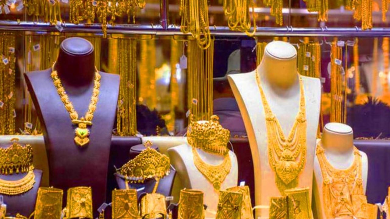 Gold: పసిడి కొంటున్నారా? ధరలు పెరుగుతుండడంతో మీ కోసం బంగారం వ్యాపారులు ఏం చేస్తున్నారో తెలుసా? Gold: పసిడి కొంటున్నారా? ధరలు పెరుగుతుండడంతో మీ కోసం బంగారం వ్యాపారులు ఏం చేస్తున్నారో తెలుసా?