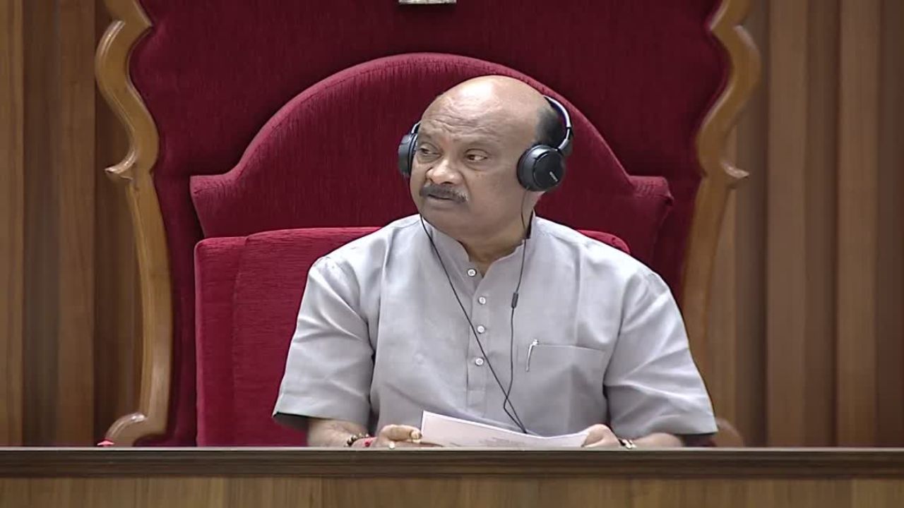 YSRCP MLAs: అటెండెన్స్ రిజిస్టర్లో సంతకాలు పెట్టి తిరిగి వెళ్లిపోతున్నారా? ఏం జరుగుతోంది? YSRCP MLAs: అటెండెన్స్ రిజిస్టర్లో సంతకాలు పెట్టి తిరిగి వెళ్లిపోతున్నారా? ఏం జరుగుతోంది?