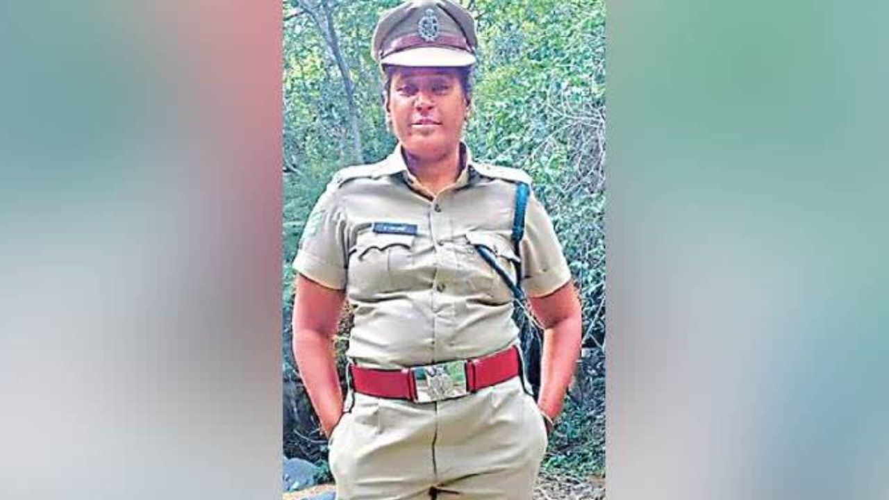 Inspirational Story: అడవిని కాపాడుతున్న లేడీ ఆఫీసర్ చిత్ర.. “పుష్ప”లాంటి వారిని ఎదుర్కొంటూ.. Inspirational Story: అడవిని కాపాడుతున్న లేడీ ఆఫీసర్ చిత్ర.. “పుష్ప”లాంటి వారిని ఎదుర్కొంటూ..