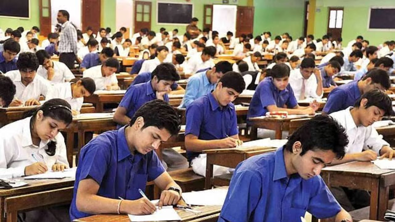 10th Exams: టెన్త్ విద్యార్థులకు గుడ్న్యూస్.. ఒక్క రూపాయి ఖర్చు చేయకుండా పరీక్ష కేంద్రానికి ఇలా చేరుకోండి.. 10th Exams: టెన్త్ విద్యార్థులకు గుడ్న్యూస్.. ఒక్క రూపాయి ఖర్చు చేయకుండా పరీక్ష కేంద్రానికి ఇలా చేరుకోండి..