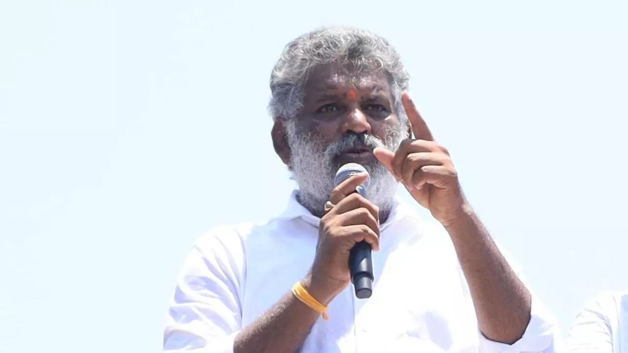 Chevireddy Bhaskar Reddy: మాజీ మంత్రి చెవిరెడ్డి భాస్కర్ రెడ్డికి పోలీసుల నోటీసులు Chevireddy Bhaskar Reddy: మాజీ మంత్రి చెవిరెడ్డి భాస్కర్ రెడ్డికి పోలీసుల నోటీసులు