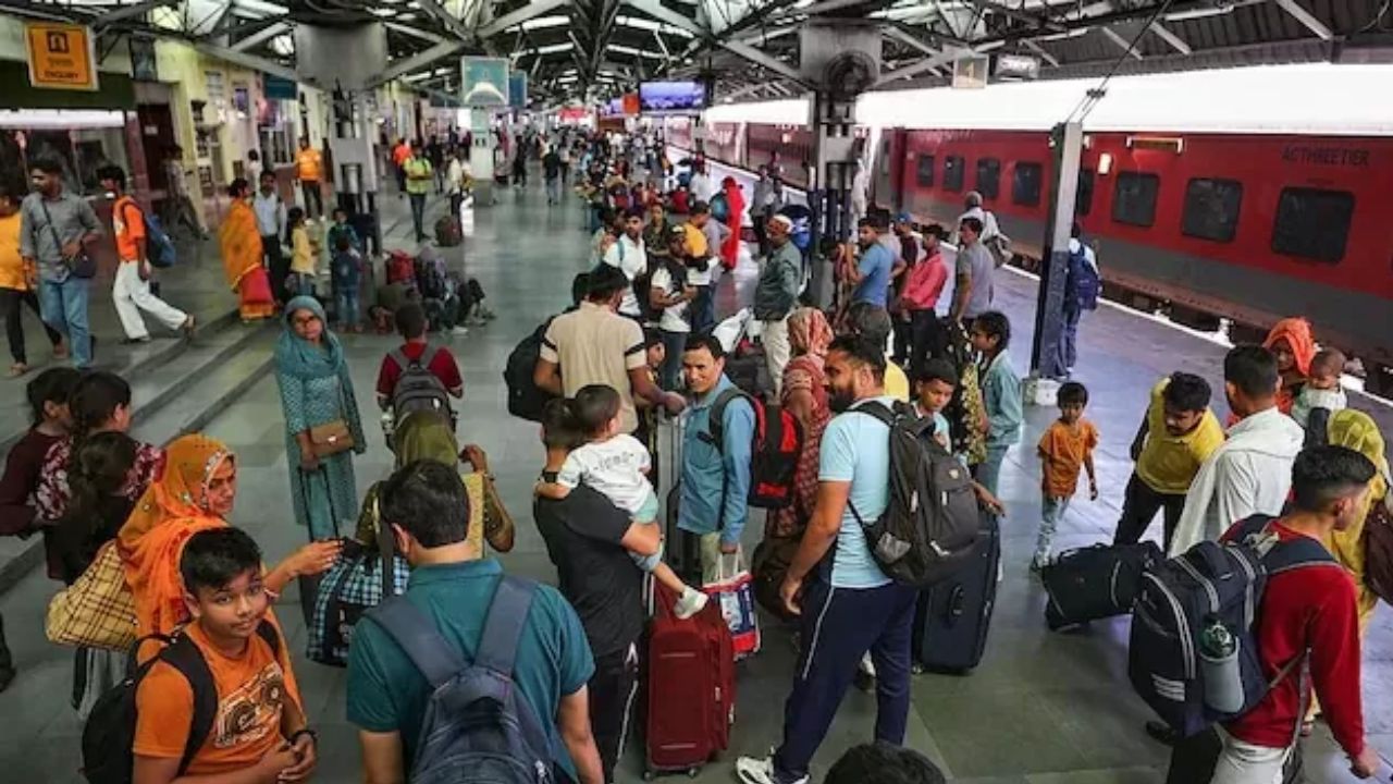 SwaRail Super App: ఇండియన్ రైల్వేస్ సూపర్ యాప్ స్వరైల్.. వన్ స్టాప్ సొల్యూషన్.. దీని స్పెషాలిటీస్ ఇవే SwaRail Super App: ఇండియన్ రైల్వేస్ సూపర్ యాప్ స్వరైల్.. వన్ స్టాప్ సొల్యూషన్.. దీని స్పెషాలిటీస్ ఇవే