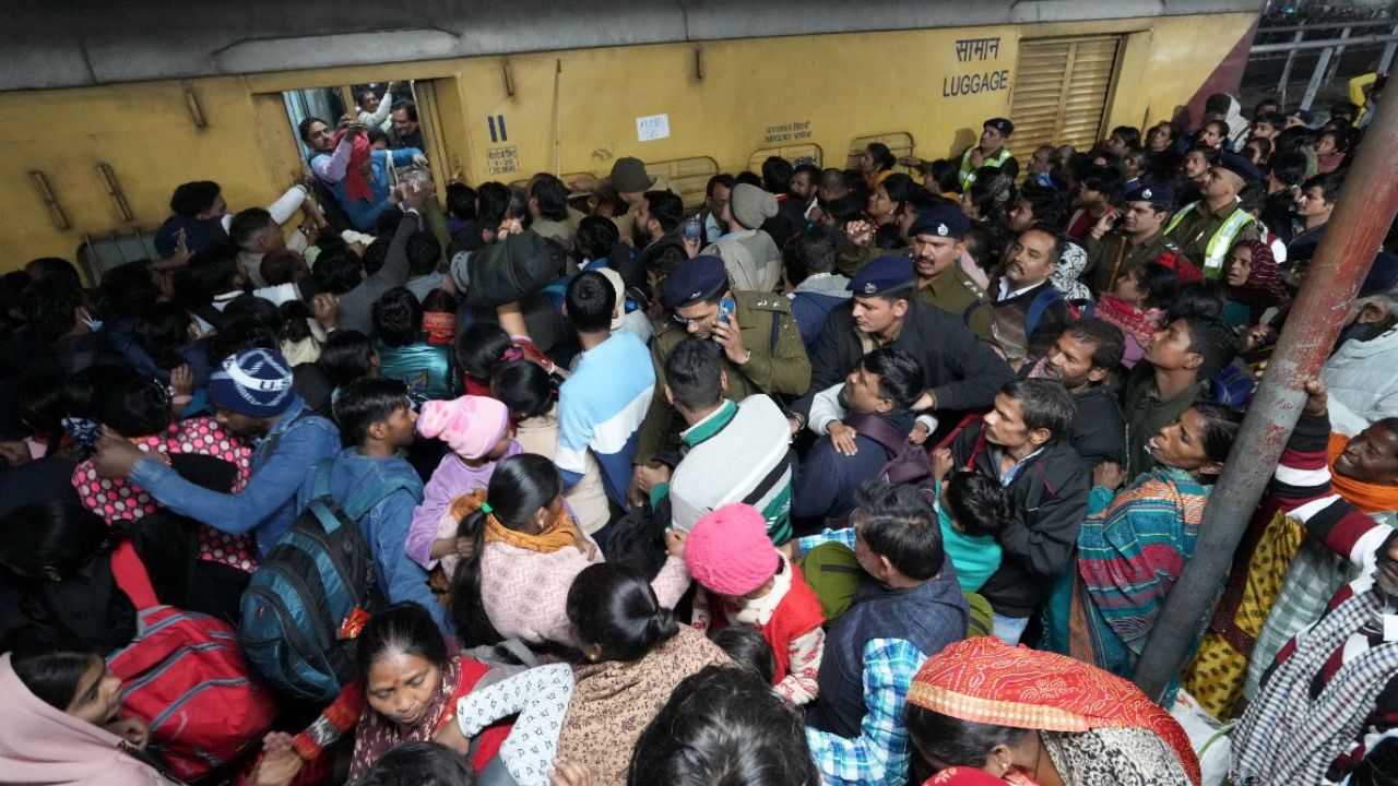 Railway stations: రైల్వే ప్రయాణికులకు బిగ్ అలర్ట్.. కన్ఫాం టికెట్లు ఉంటేనే ఈ 60 రైల్వే స్టేషన్లలోకి ఎంట్రీ.. లేకపోతే.. Railway stations: రైల్వే ప్రయాణికులకు బిగ్ అలర్ట్.. కన్ఫాం టికెట్లు ఉంటేనే ఈ 60 రైల్వే స్టేషన్లలోకి ఎంట్రీ.. లేకపోతే..