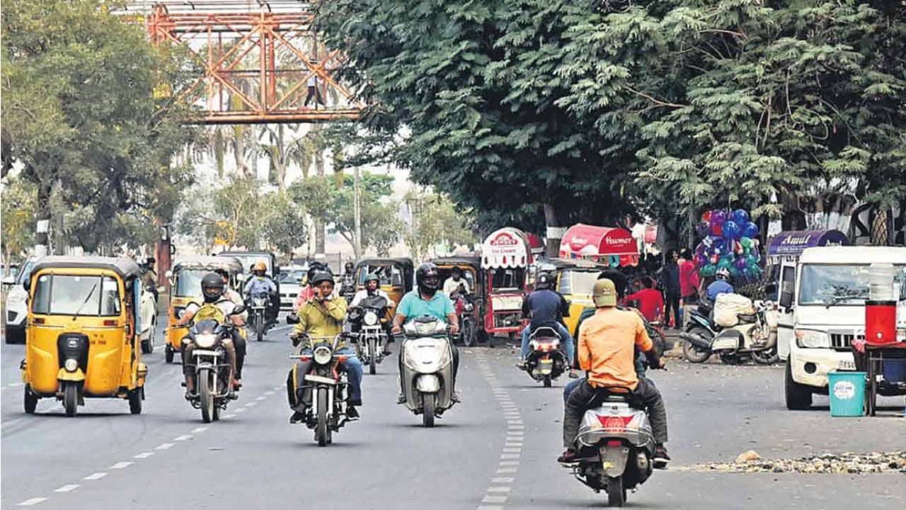కొత్త ట్రాఫిక్ రూల్స్.. ఈ తప్పు చేసి దొరికితే రూ.25,000 ఫైన్.. ఏయే తప్పులకు ఎంత ఫైన్.. ఫుల్ డిటెయిల్స్ కొత్త ట్రాఫిక్ రూల్స్.. ఈ తప్పు చేసి దొరికితే రూ.25,000 ఫైన్.. ఏయే తప్పులకు ఎంత ఫైన్.. ఫుల్ డిటెయిల్స్