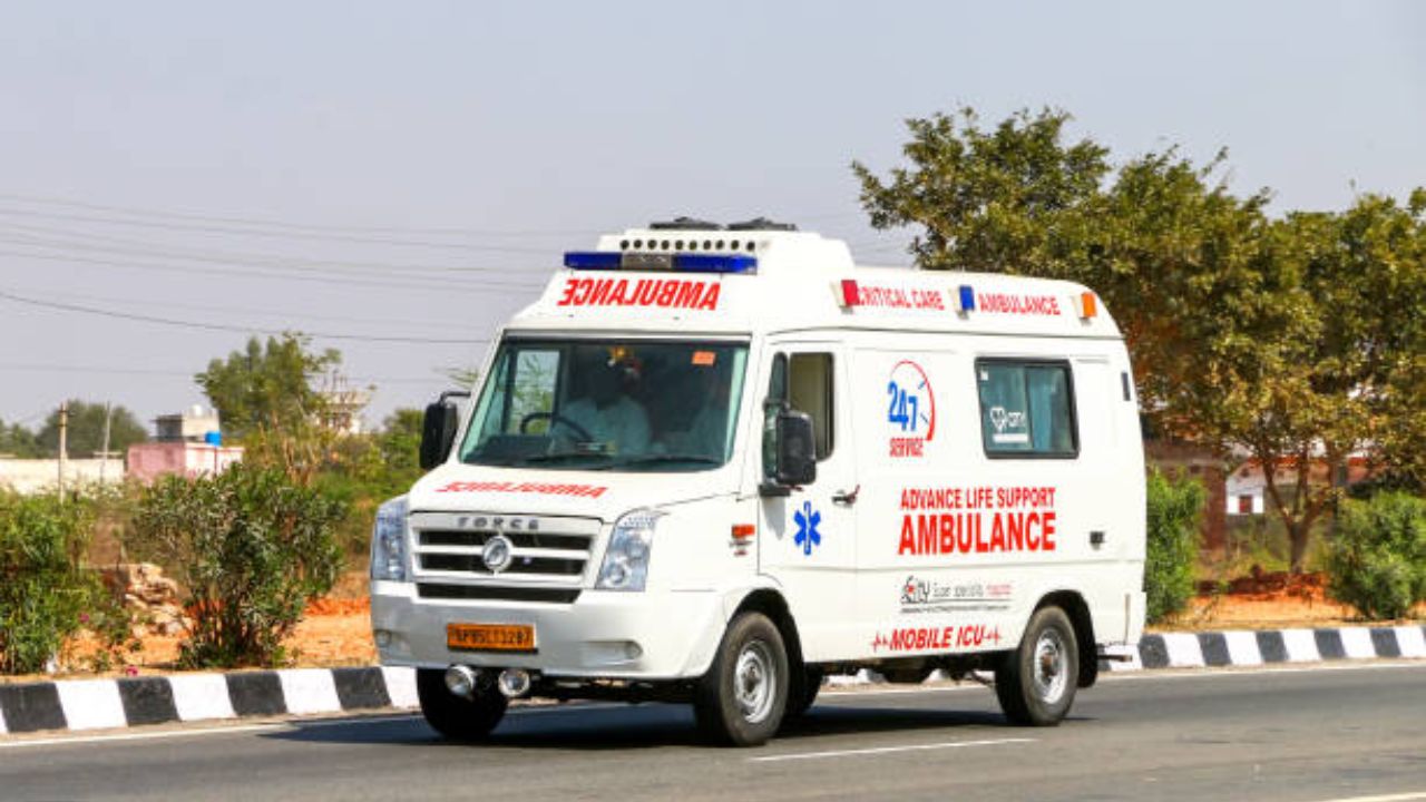 Ambulance Siren Misuse : వీడెవడండీ బాబూ.. కుక్కకు కుటుంబ నియంత్రణ ఆపరేషన్ కోసం అంబులెన్స్ సైరన్ దుర్వినియోగం.. Ambulance Siren Misuse : వీడెవడండీ బాబూ.. కుక్కకు కుటుంబ నియంత్రణ ఆపరేషన్ కోసం అంబులెన్స్ సైరన్ దుర్వినియోగం..