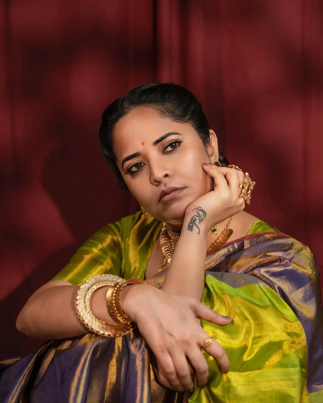 Anasuya Bharadwaj Serious Looks in Saree