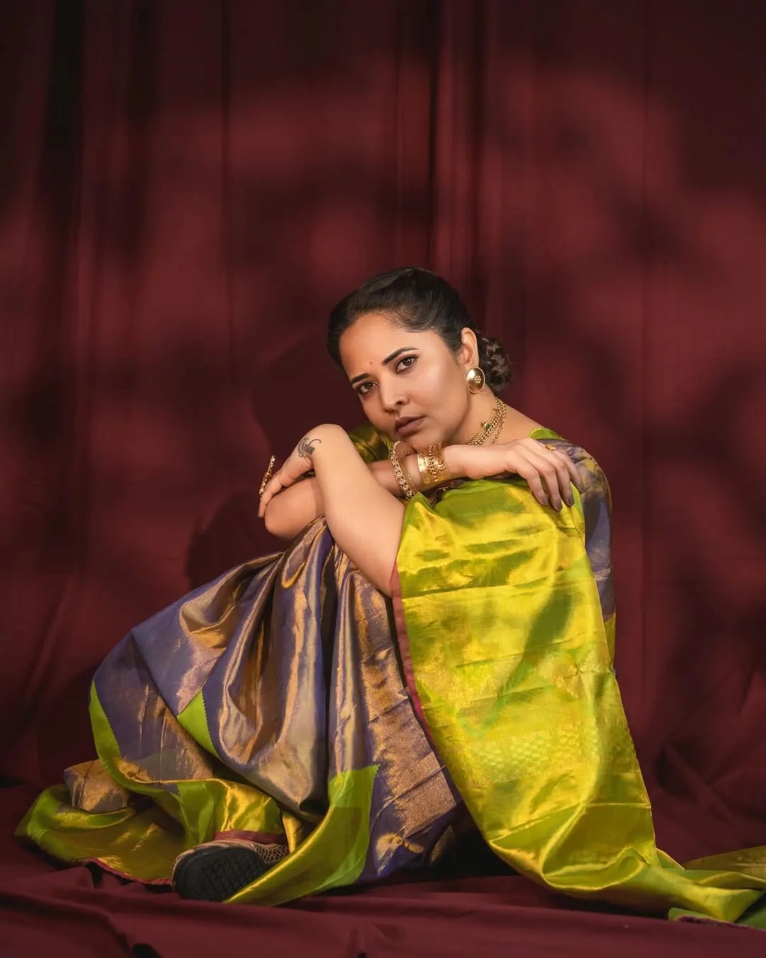 Anasuya Bharadwaj Serious Looks in Saree