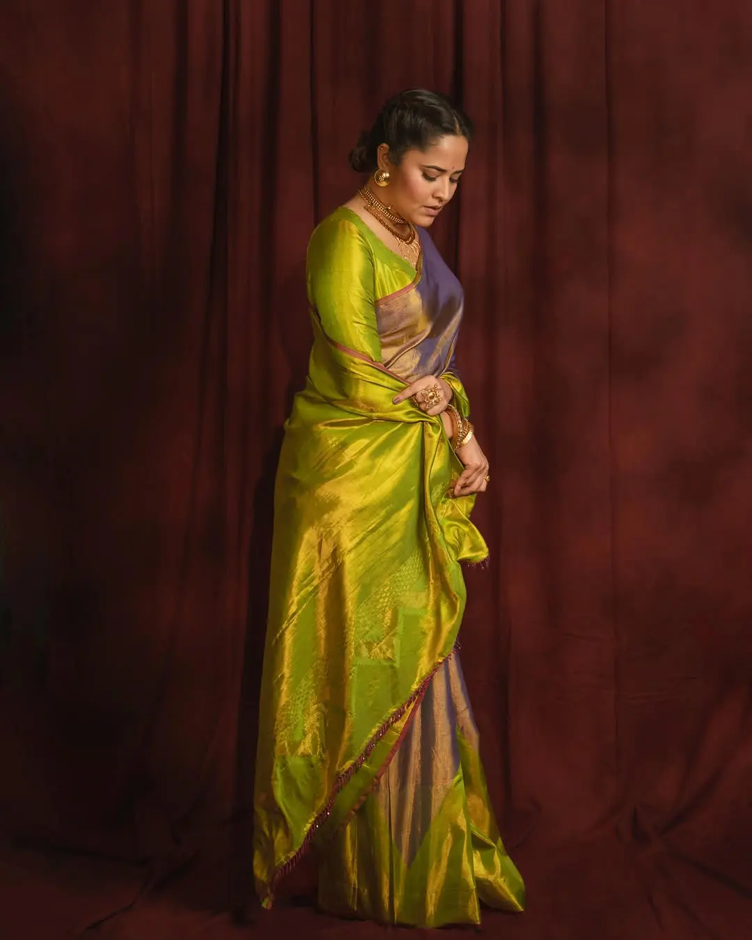 Anasuya Bharadwaj Serious Looks in Saree