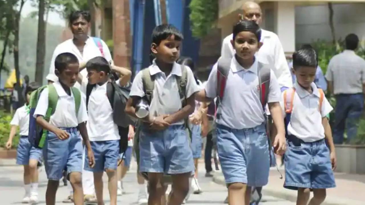 Half Day Schools: విద్యార్థులకు అలర్ట్.. ఒంటిపూట బడుల్లో స్వల్ప మార్పులు.. విద్యాశాఖ కీలక ప్రకటన Half Day Schools: విద్యార్థులకు అలర్ట్.. ఒంటిపూట బడుల్లో స్వల్ప మార్పులు.. విద్యాశాఖ కీలక ప్రకటన