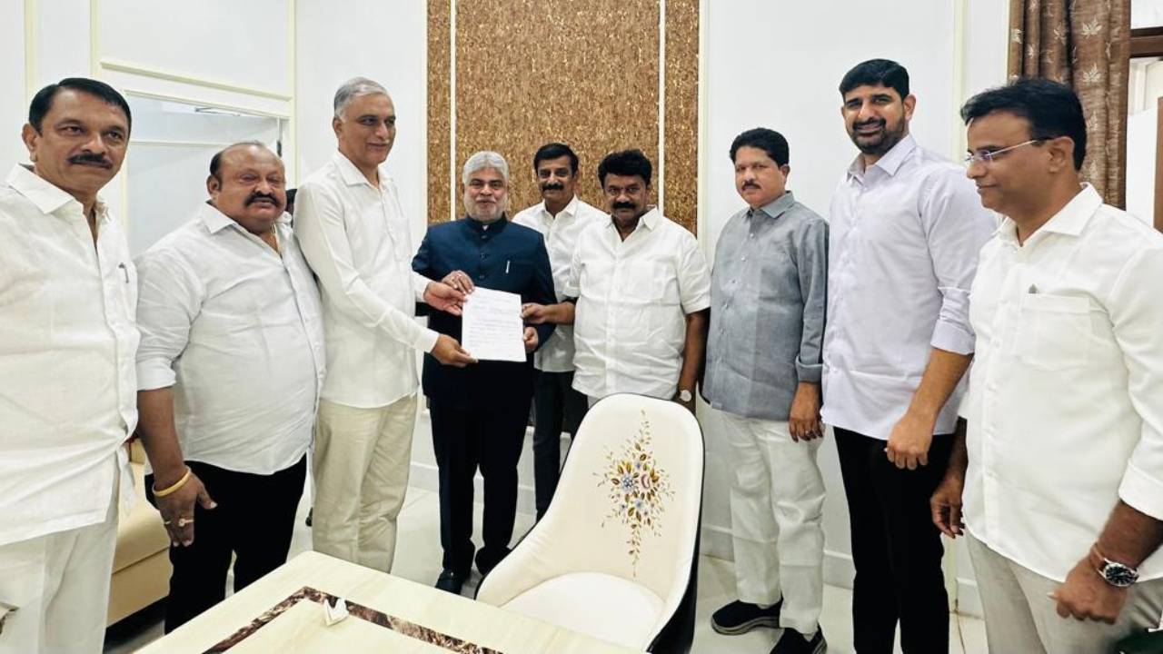 TG Assembly: జగదీశ్ రెడ్డిపై సస్పెన్షన్ ఇష్యూ.. స్పీకర్ను కలిసిన బీఆర్ఎస్ ఎమ్మెల్యేలు TG Assembly: జగదీశ్ రెడ్డిపై సస్పెన్షన్ ఇష్యూ.. స్పీకర్ను కలిసిన బీఆర్ఎస్ ఎమ్మెల్యేలు