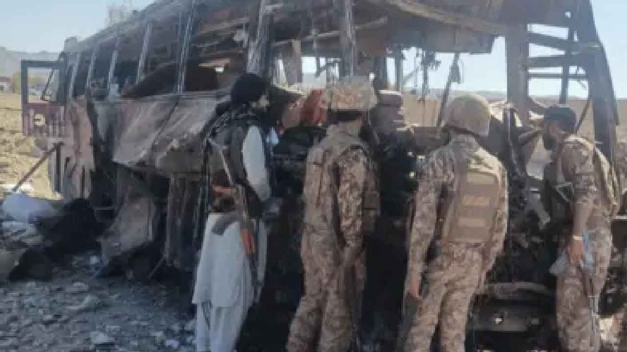 Baloch Rebels : పాకిస్థాన్ ఆర్మీ కాన్వాయ్పై దాడి, 90మంది సైనికులు మృతి? Baloch Rebels : పాకిస్థాన్ ఆర్మీ కాన్వాయ్పై దాడి, 90మంది సైనికులు మృతి?