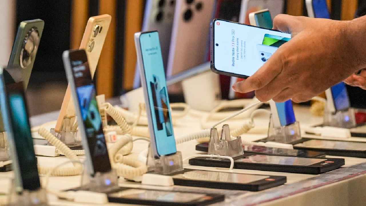 Budget Smartphones : వావ్.. ధర తక్కువ, ఫీచర్లు ఎక్కువ.. 20వేల లోపు ప్రైస్లో బెస్ట్ బడ్జెట్ స్మార్ట్ ఫోన్లు మీకోసం.. Budget Smartphones : వావ్.. ధర తక్కువ, ఫీచర్లు ఎక్కువ.. 20వేల లోపు ప్రైస్లో బెస్ట్ బడ్జెట్ స్మార్ట్ ఫోన్లు మీకోసం..