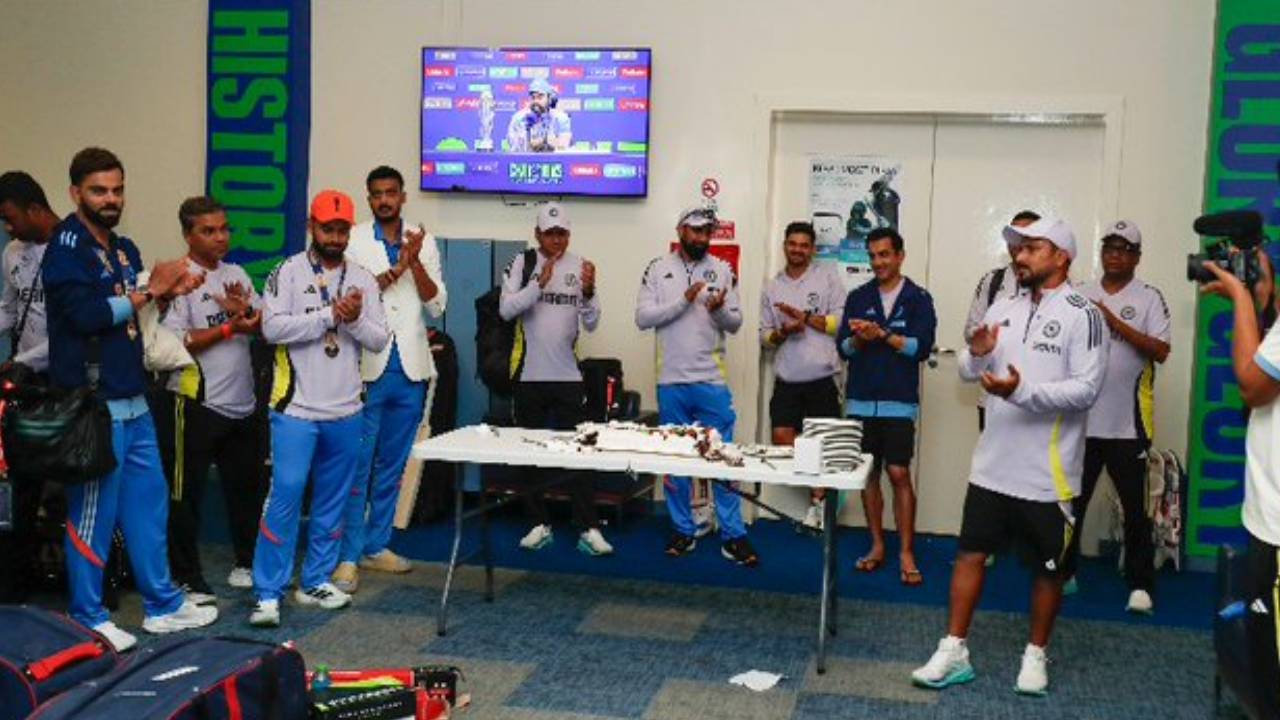 Best Fielder Medal : కోహ్లీ కానే కాదు.. న్యూజిలాండ్తో ఫైనల్ మ్యాచ్లో రోహిత్, జడేజాలలో బెస్ట్ ఫీల్డర్ మెడల్ అందుకుంది ఎవరంటే? Best Fielder Medal : కోహ్లీ కానే కాదు.. న్యూజిలాండ్తో ఫైనల్ మ్యాచ్లో రోహిత్, జడేజాలలో బెస్ట్ ఫీల్డర్ మెడల్ అందుకుంది ఎవరంటే?