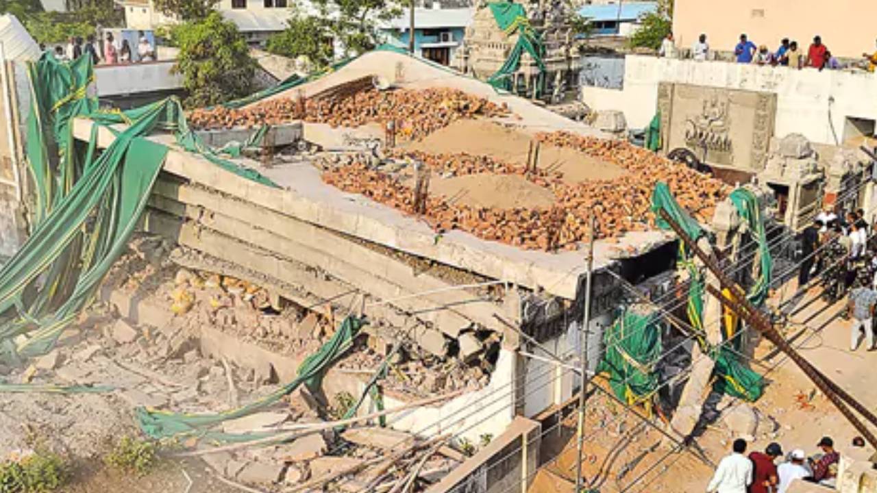 Bhadrachalam: భద్రాచలంలో బిల్డింగ్ కూలి ఘటనలో ఒకరు మృతి.. శిథిలాల కింద ఒక మహిళ, మరో ముగ్గురు..? కొనసాగుతున్న సహాయక చర్యలు.. Bhadrachalam: భద్రాచలంలో బిల్డింగ్ కూలి ఘటనలో ఒకరు మృతి.. శిథిలాల కింద ఒక మహిళ, మరో ముగ్గురు..? కొనసాగుతున్న సహాయక చర్యలు..