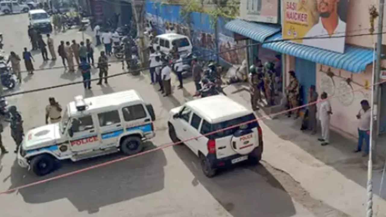 Chittoor Robbery Attempt : చిత్తూరులో దొంగల కాల్పుల ఘటనలో బిగ్ ట్విస్ట్.. Chittoor Robbery Attempt : చిత్తూరులో దొంగల కాల్పుల ఘటనలో బిగ్ ట్విస్ట్..