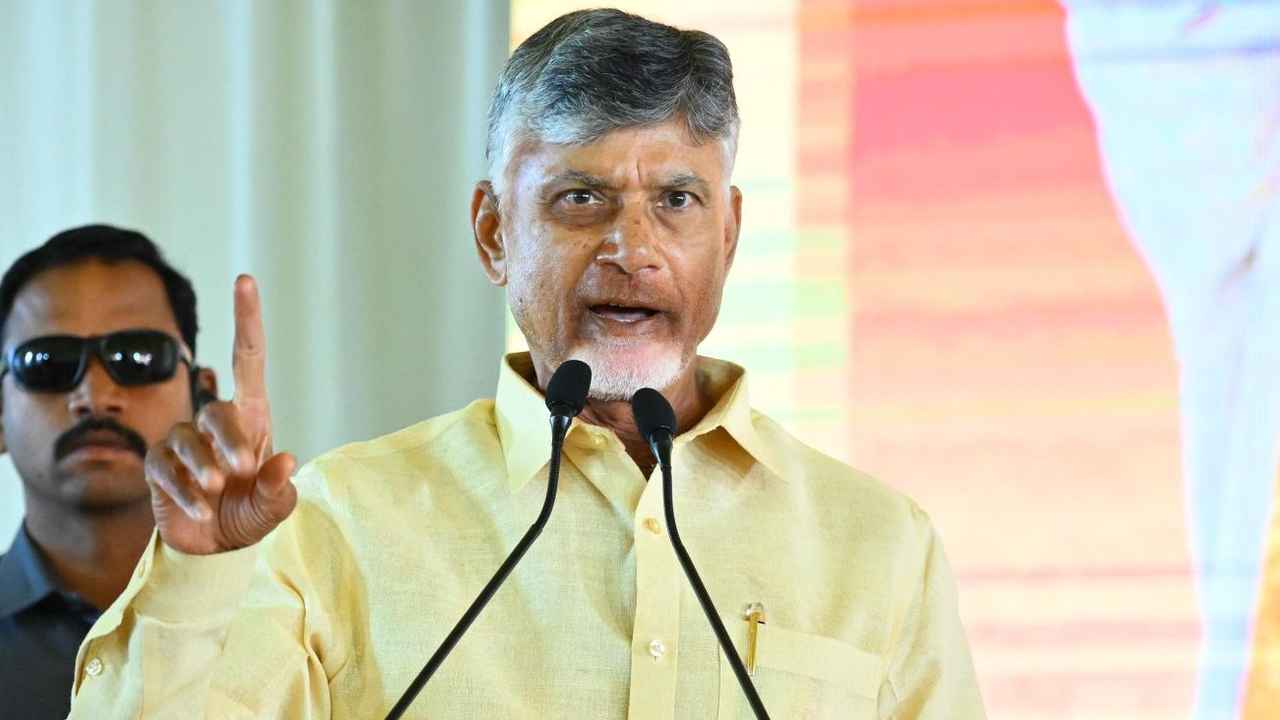 Mega DSC: గుడ్న్యూస్.. మెగా డీఎస్సీ, ఉద్యోగాల నియామకంపై చంద్రబాబు కీలక ప్రకటన Mega DSC: గుడ్న్యూస్.. మెగా డీఎస్సీ, ఉద్యోగాల నియామకంపై చంద్రబాబు కీలక ప్రకటన