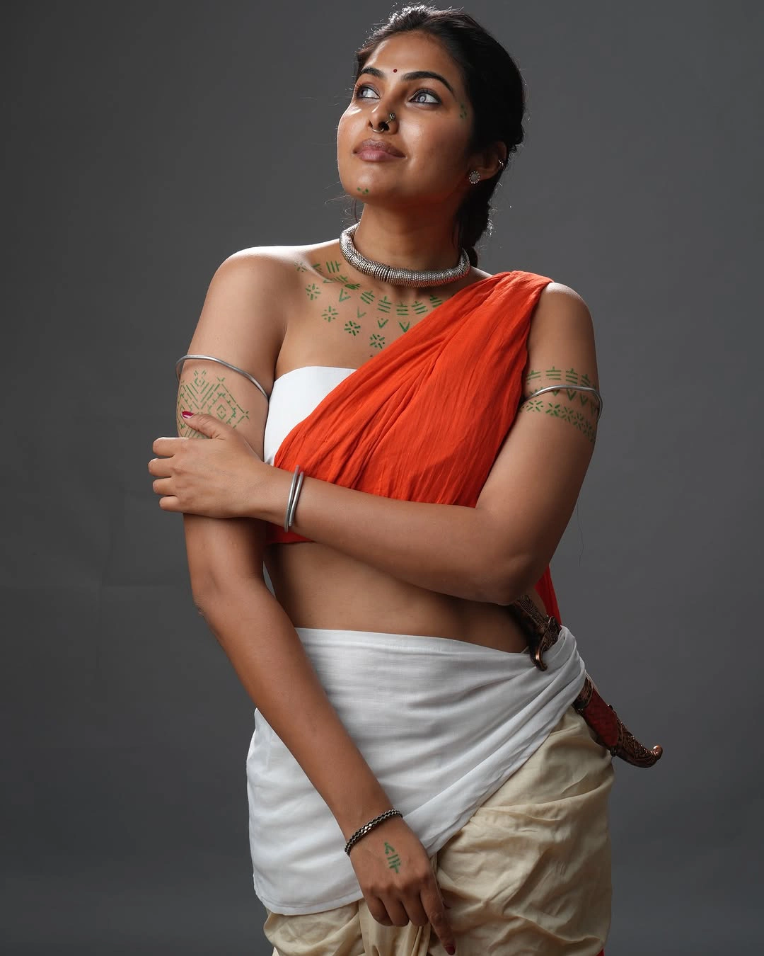 Divi Sharp Looks with Knife in Village Style Dressing