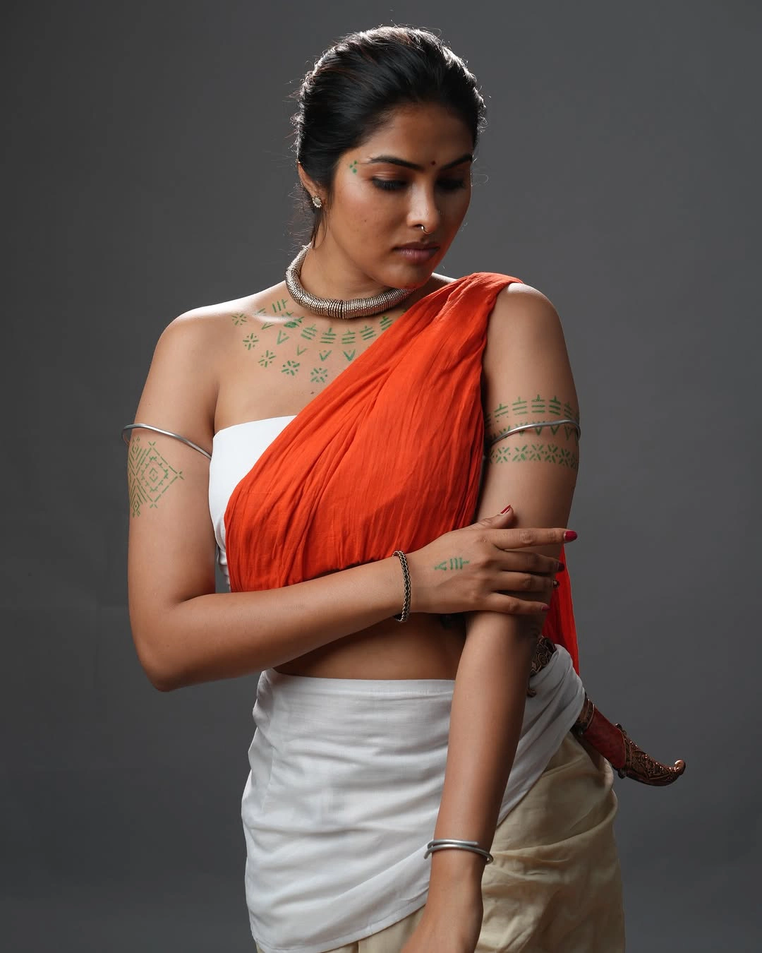 Divi Sharp Looks with Knife in Village Style Dressing