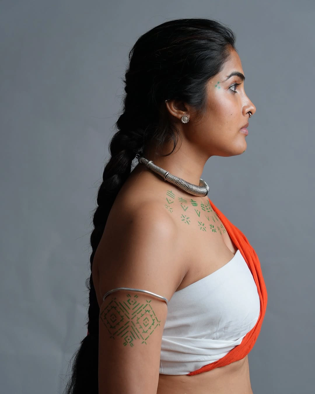 Divi Sharp Looks with Knife in Village Style Dressing