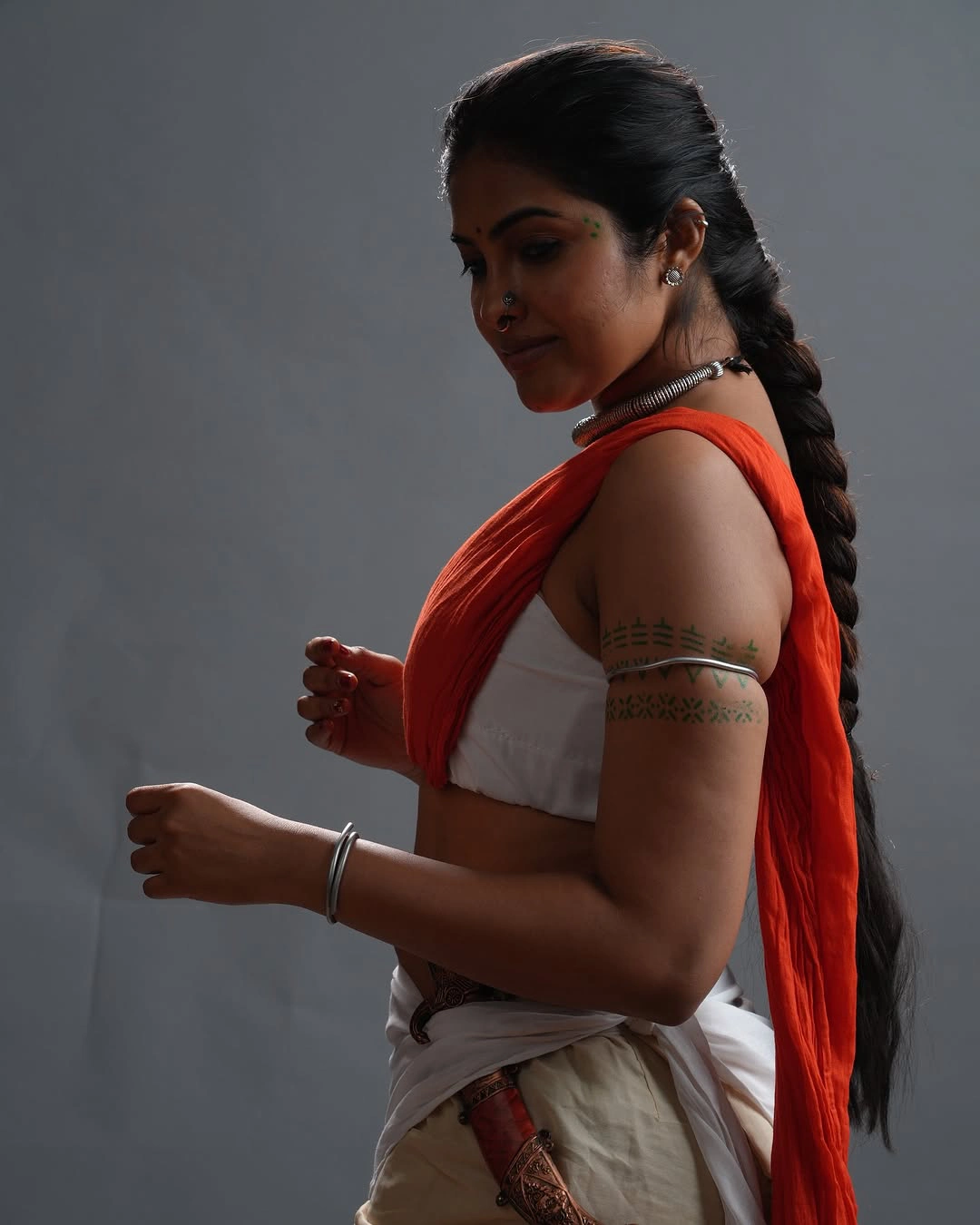 Divi Sharp Looks with Knife in Village Style Dressing