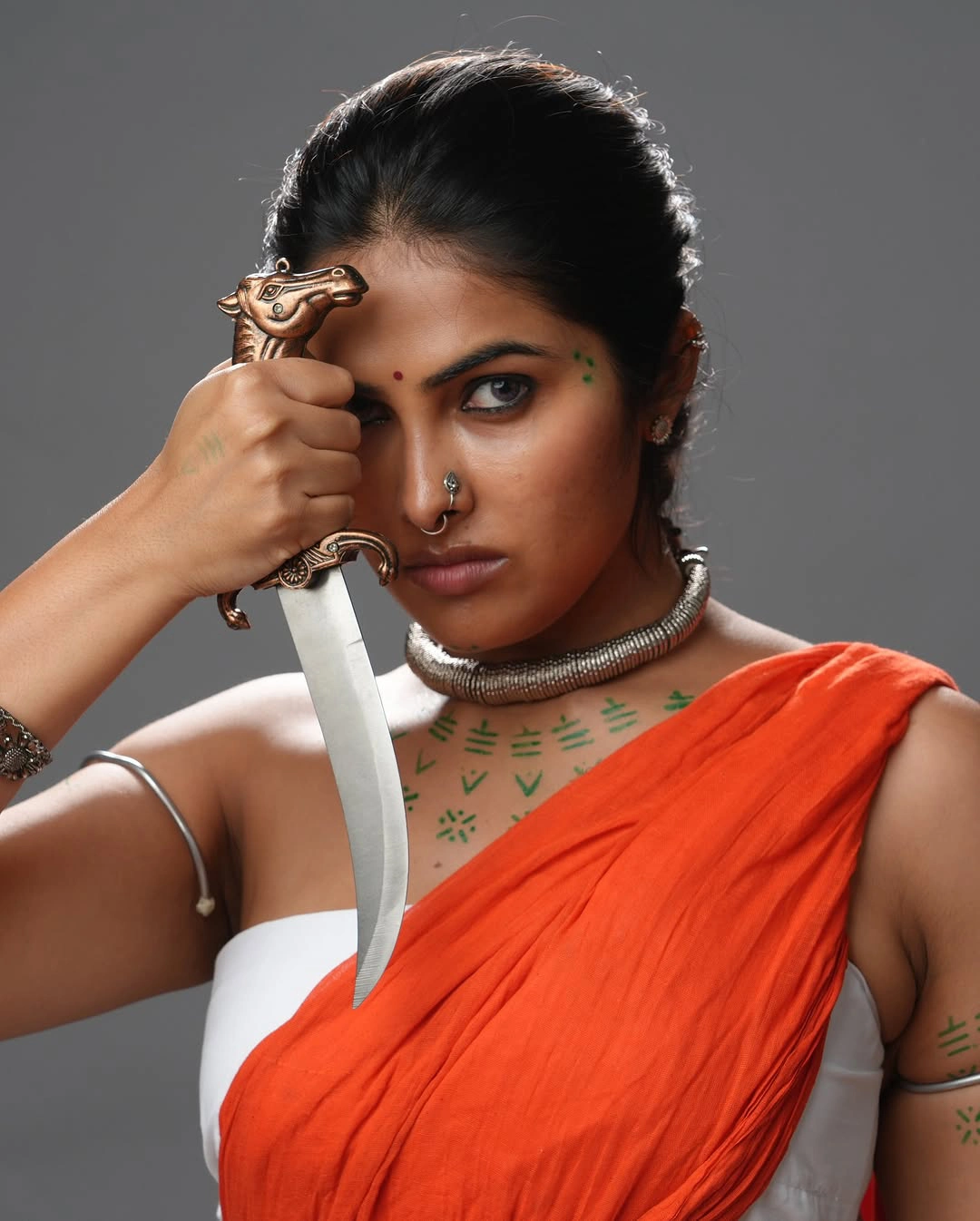 Divi Sharp Looks with Knife in Village Style Dressing