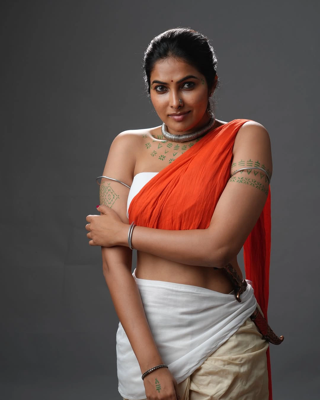 Divi Sharp Looks with Knife in Village Style Dressing