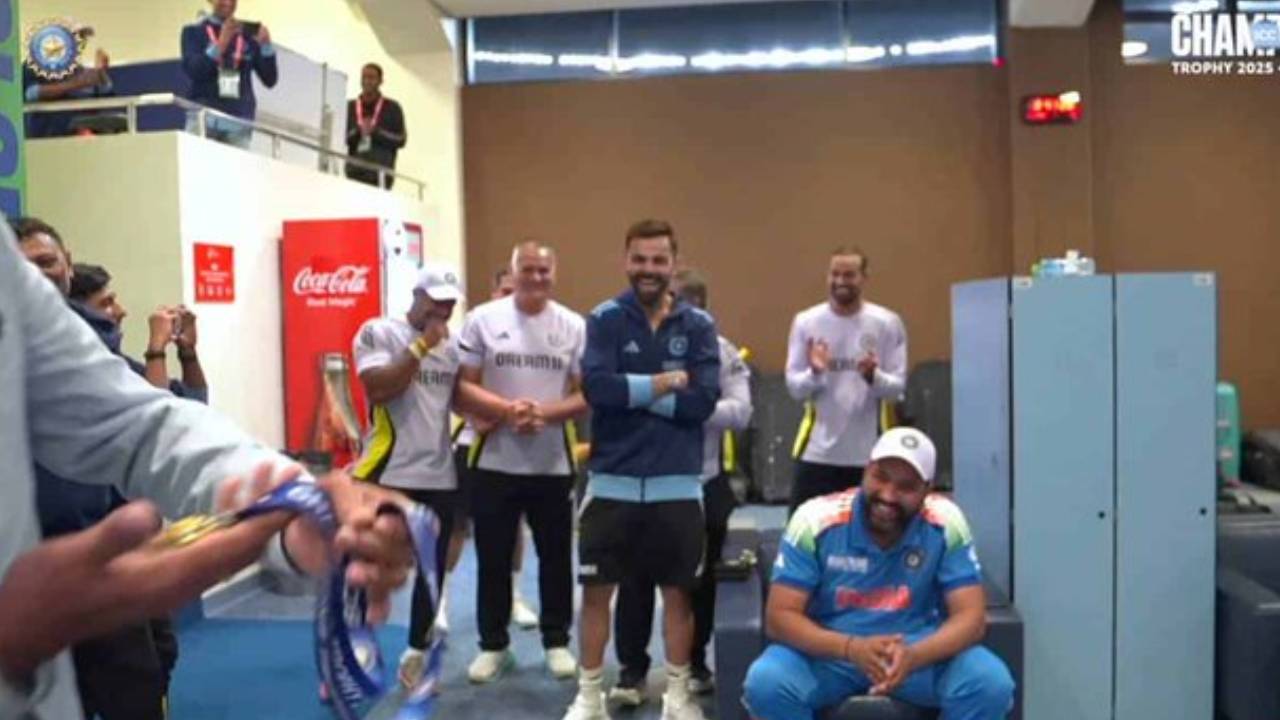 IND vs AUS : సెమీస్లో ఆసీస్ పై విజయం.. మాజీ కోచ్ రవిశాస్త్రి చేతుల మీదుగా బెస్ట్ ఫీల్డర్ మెడల్ అందుకుంది ఎవరంటే? IND vs AUS : సెమీస్లో ఆసీస్ పై విజయం.. మాజీ కోచ్ రవిశాస్త్రి చేతుల మీదుగా బెస్ట్ ఫీల్డర్ మెడల్ అందుకుంది ఎవరంటే?