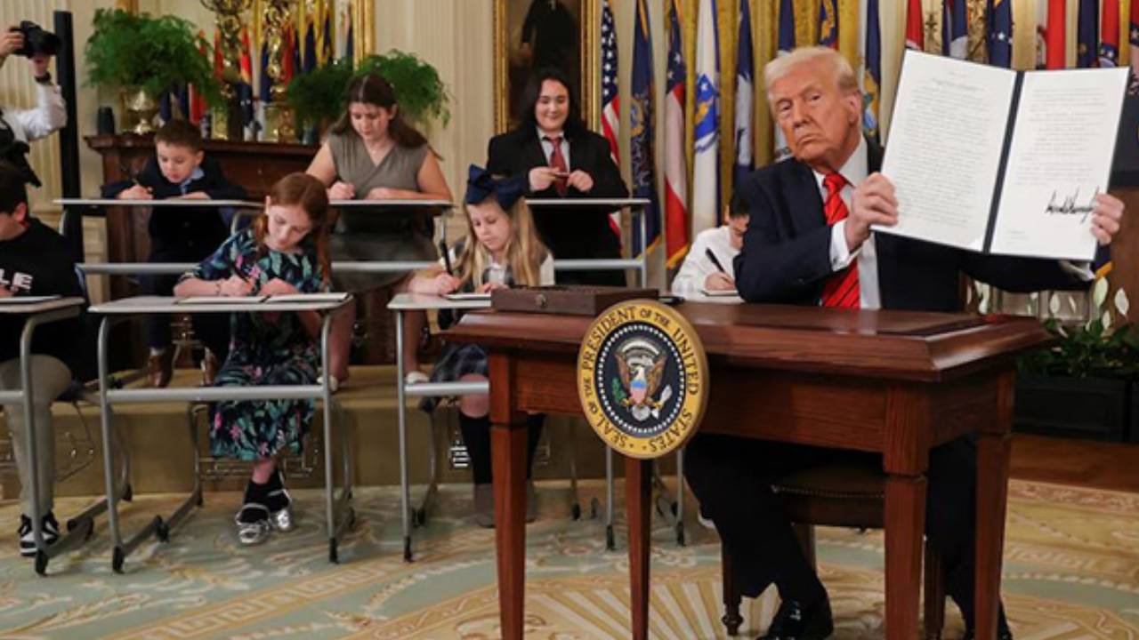 Donald Trump: డొనాల్డ్ ట్రంప్ మరో సంచలన నిర్ణయం.. కీలక ఉత్తర్వులపై సంతకం Donald Trump: డొనాల్డ్ ట్రంప్ మరో సంచలన నిర్ణయం.. కీలక ఉత్తర్వులపై సంతకం