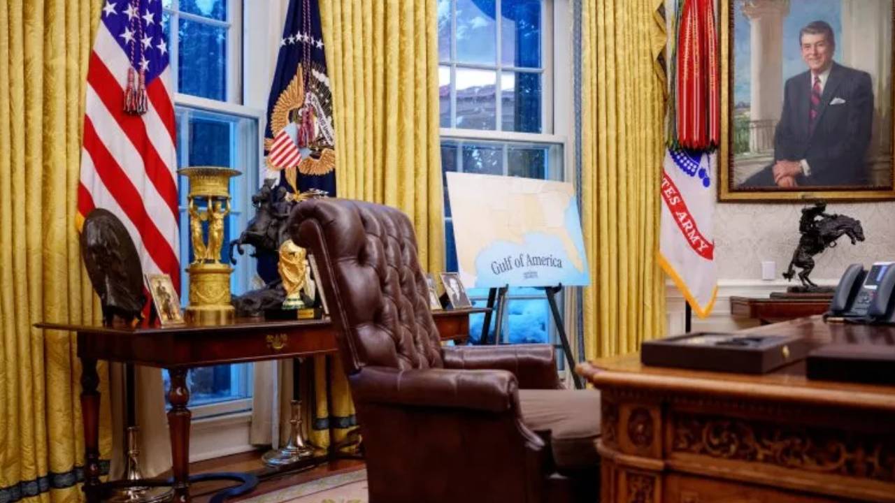 Donald Trump: అంతటా స్వర్ణమయం..! డోనాల్డ్ ట్రంప్ ఓవల్ ఆఫీస్ను ఎలా మార్చేశారో చూడండి.. వీడియో వైరల్ Donald Trump: అంతటా స్వర్ణమయం..! డోనాల్డ్ ట్రంప్ ఓవల్ ఆఫీస్ను ఎలా మార్చేశారో చూడండి.. వీడియో వైరల్