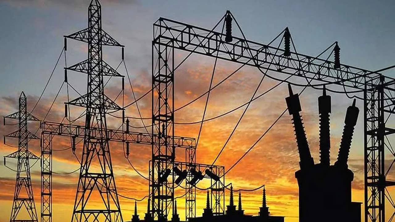 Telangana: తెలంగాణలో కరెంట్ చార్జీల పెంపుపై క్లారిటీ వచ్చేసింది.. సంస్థ సీఎండీ ఏమన్నారంటే? Telangana: తెలంగాణలో కరెంట్ చార్జీల పెంపుపై క్లారిటీ వచ్చేసింది.. సంస్థ సీఎండీ ఏమన్నారంటే?
