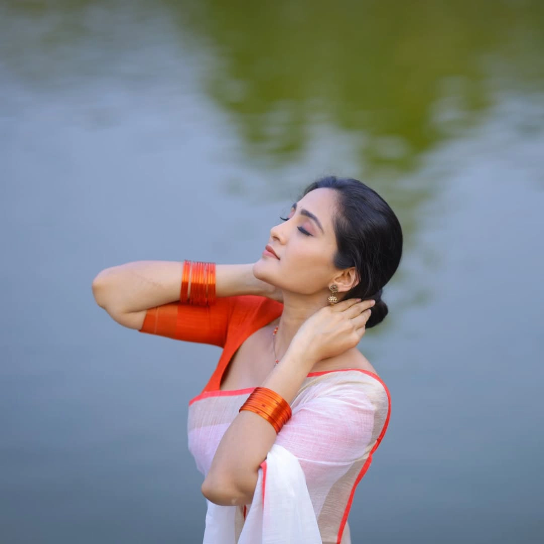 Karthika Deepam Fame Gayathri Simhadri Photos in White Saree