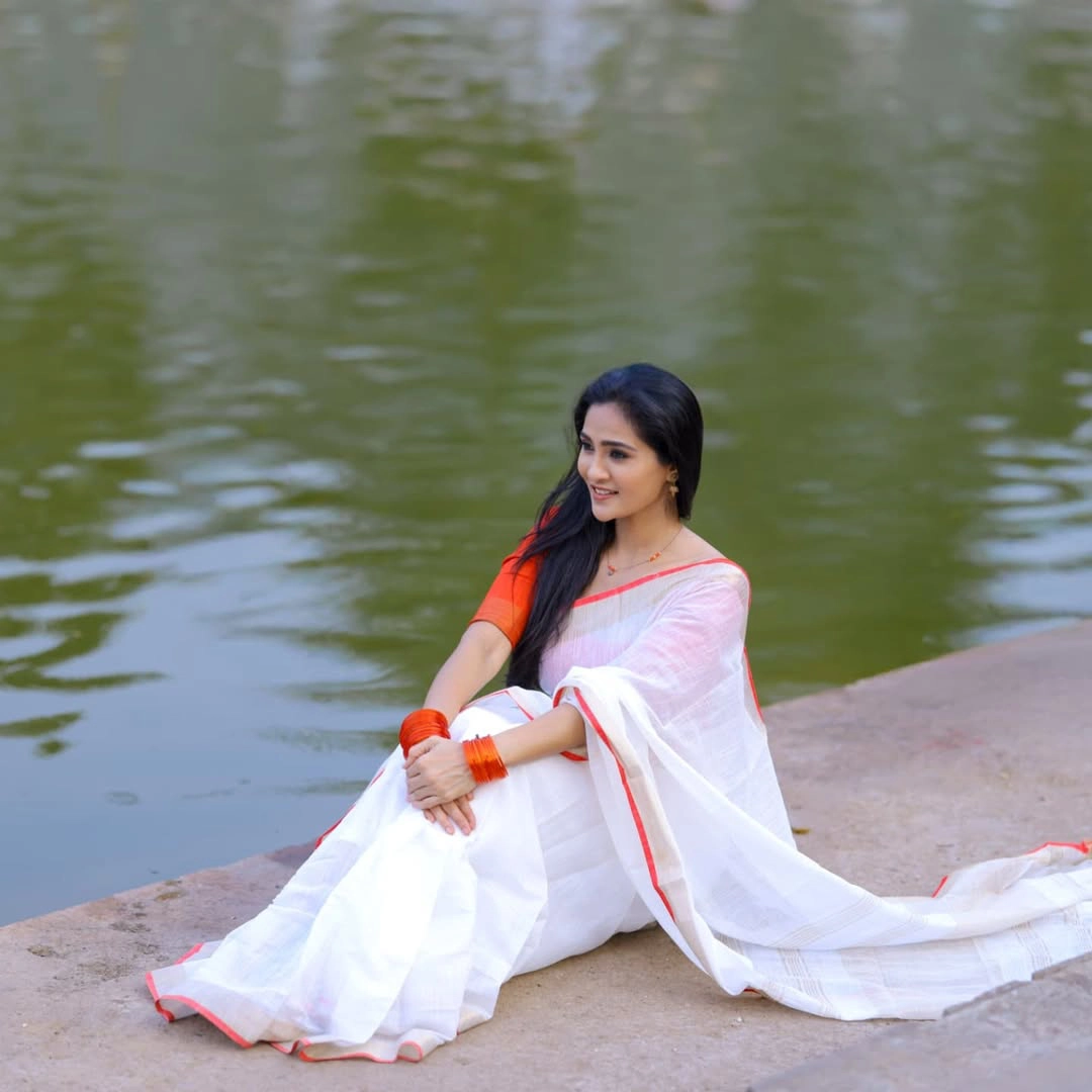 Karthika Deepam Fame Gayathri Simhadri Photos in White Saree