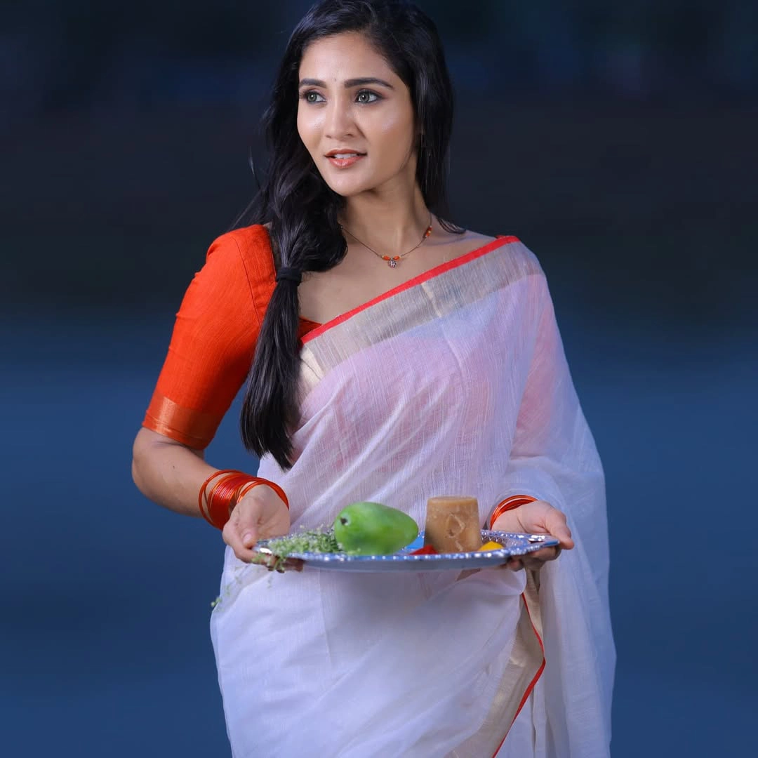 Karthika Deepam Fame Gayathri Simhadri Photos in White Saree