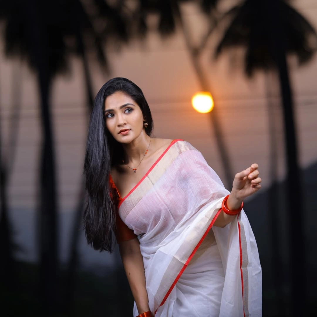 Karthika Deepam Fame Gayathri Simhadri Photos in White Saree