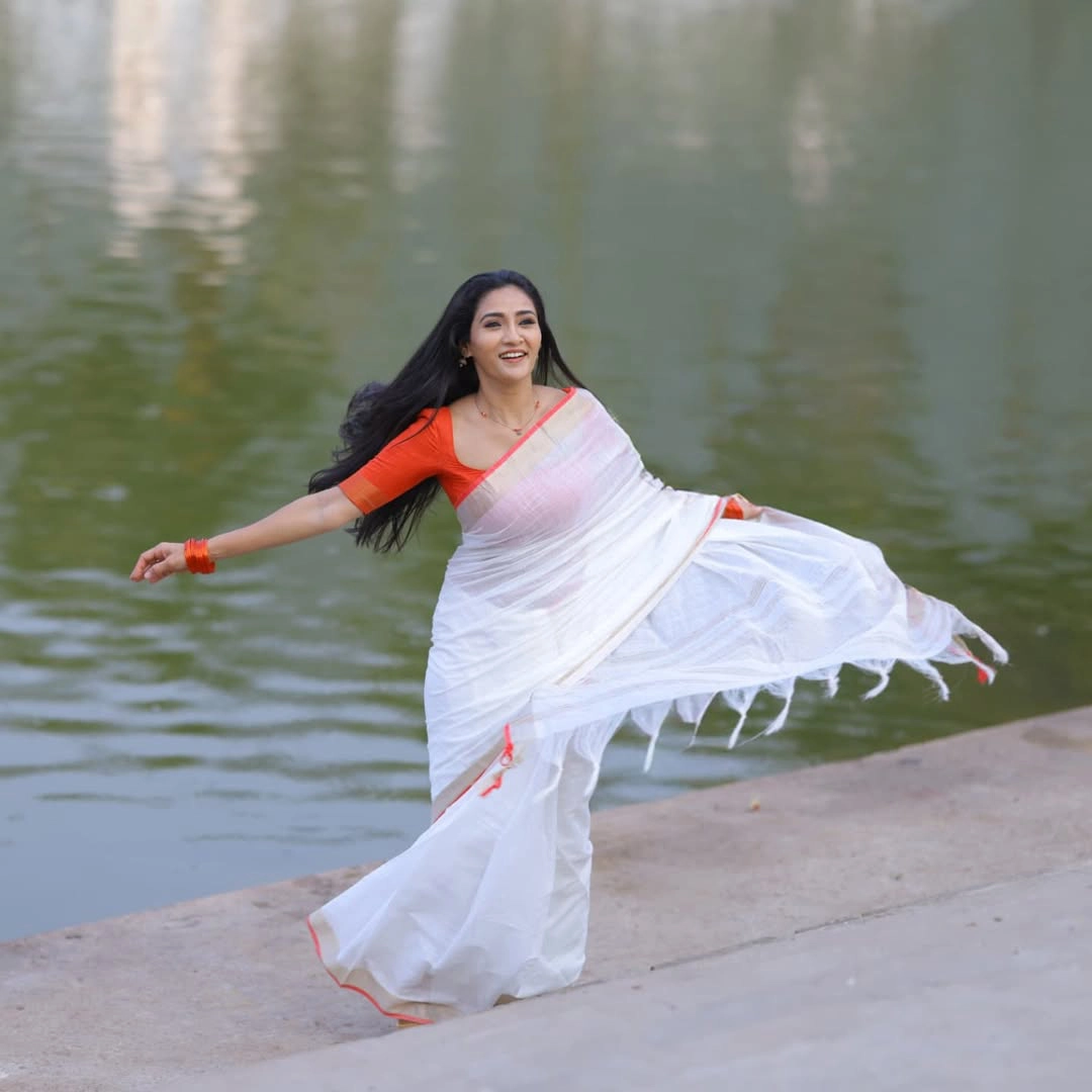 Karthika Deepam Fame Gayathri Simhadri Photos in White Saree