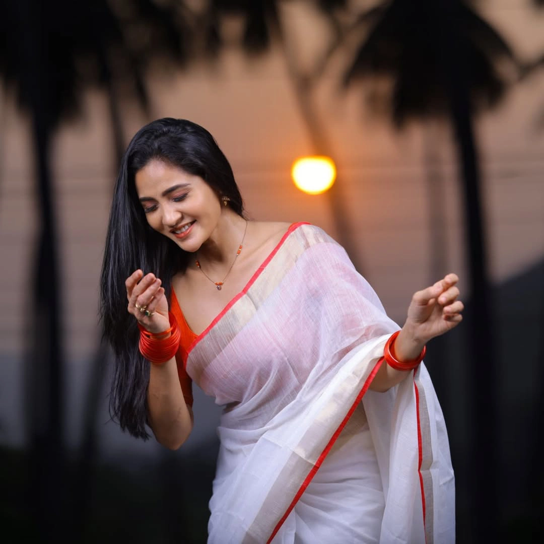 Karthika Deepam Fame Gayathri Simhadri Photos in White Saree