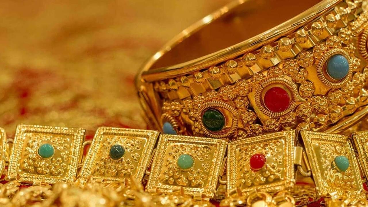 Gold Rate: బంగారం ధర దిగొస్తుందోచ్.. మూడ్రోజుల్లో భారీగా తగ్గిన గోల్డ్ రేటు.. ఏప్రిల్ నెలలో మరింత తగ్గబోతుందా.. Gold Rate: బంగారం ధర దిగొస్తుందోచ్.. మూడ్రోజుల్లో భారీగా తగ్గిన గోల్డ్ రేటు.. ఏప్రిల్ నెలలో మరింత తగ్గబోతుందా..