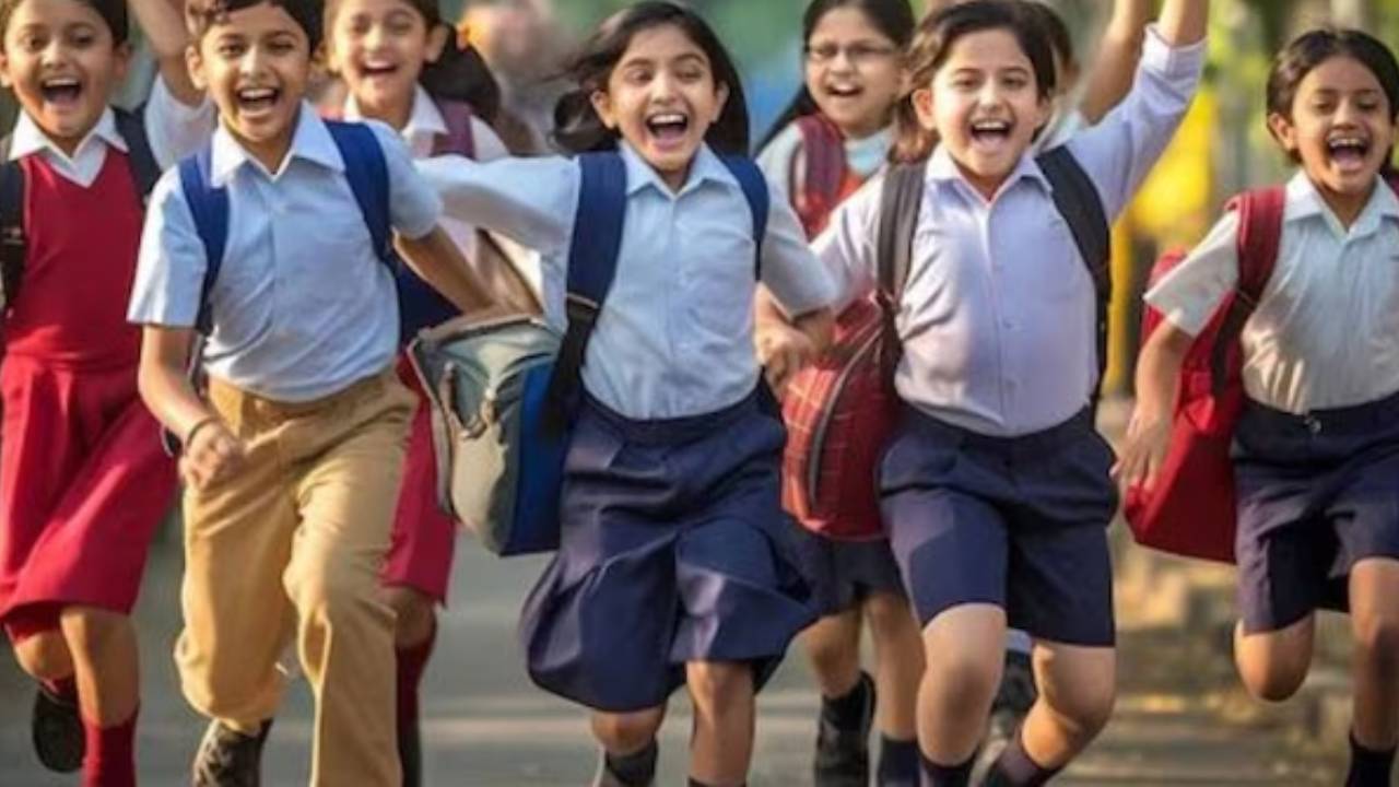 Half Day Schools: స్కూల్ విద్యార్ధులకు గుడ్న్యూస్.. తెలంగాణలో ఒంటిపూట బడులు.. Half Day Schools: స్కూల్ విద్యార్ధులకు గుడ్న్యూస్.. తెలంగాణలో ఒంటిపూట బడులు..