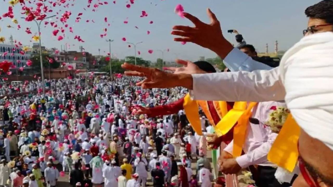 నమాజ్ చేస్తున్న ముస్లింలపై పూల వర్షం కురిపించిన హిందువులు.. వీడియో వైరల్ నమాజ్ చేస్తున్న ముస్లింలపై పూల వర్షం కురిపించిన హిందువులు.. వీడియో వైరల్