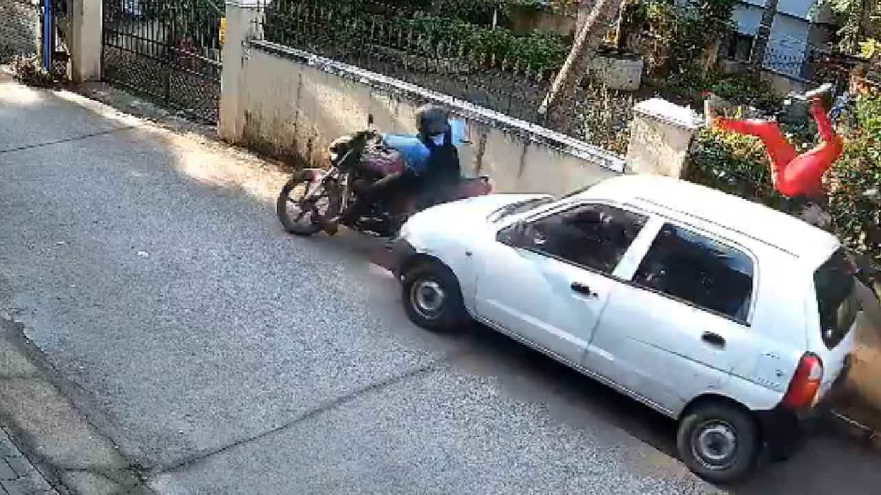 Viral Video : వెన్నులో వణుకు పుట్టించే వీడియో.. వేగంగా వచ్చి ఢీకొట్టిన కారు, ఇంటి గోడకు తలకిందులుగా వేలాడిన మహిళ.. Viral Video : వెన్నులో వణుకు పుట్టించే వీడియో.. వేగంగా వచ్చి ఢీకొట్టిన కారు, ఇంటి గోడకు తలకిందులుగా వేలాడిన మహిళ..