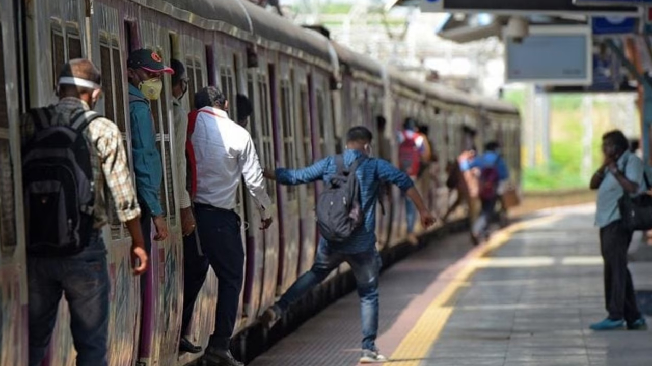 Holi 2025 : హోలీ పండుగ ఎఫెక్ట్.. రైల్వే శాఖ కొత్త రూల్స్.. ఈ స్టేషన్లలో ప్లాట్ఫారం టికెట్లపై నిషేధం.. ఓసారి చెక్ చేసుకోండి! Holi 2025 : హోలీ పండుగ ఎఫెక్ట్.. రైల్వే శాఖ కొత్త రూల్స్.. ఈ స్టేషన్లలో ప్లాట్ఫారం టికెట్లపై నిషేధం.. ఓసారి చెక్ చేసుకోండి!