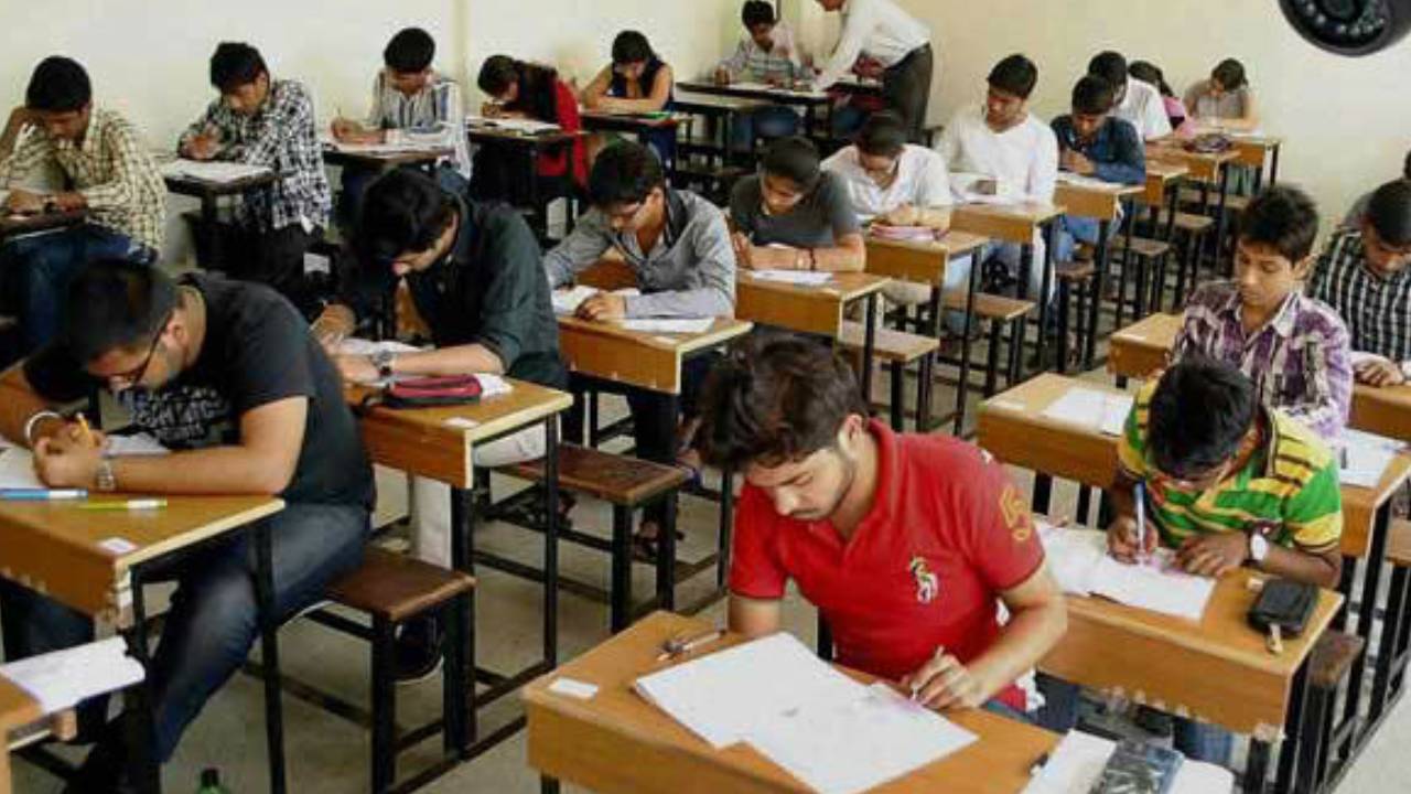 Inter Exams 2025: ఇంటర్ పరీక్షలకు పకడ్బందీ ఏర్పాట్లు.. ఆ నిబంధన ఎత్తివేత.. విద్యార్థులు ఇవి తప్పక పాటించాలి Inter Exams 2025: ఇంటర్ పరీక్షలకు పకడ్బందీ ఏర్పాట్లు.. ఆ నిబంధన ఎత్తివేత.. విద్యార్థులు ఇవి తప్పక పాటించాలి