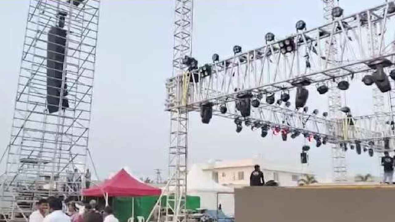 Janasena Sabha : గోడలు దూకి, బారికేడ్లు విరగ్గొట్టి.. జనసేన ఆవిర్భావ సభా ప్రాంగణం వద్ద ఉద్రిక్త పరిస్థితులు Janasena Sabha : గోడలు దూకి, బారికేడ్లు విరగ్గొట్టి.. జనసేన ఆవిర్భావ సభా ప్రాంగణం వద్ద ఉద్రిక్త పరిస్థితులు
