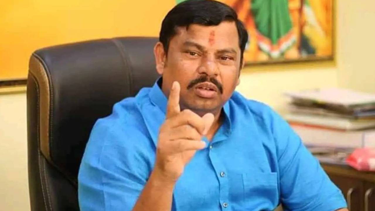 MLA Raja Singh: బైక్ పైనే తిరుగుతాం.. ఎవరైనా నా ఫ్యామిలీ జోలికి వస్తే.. ఎమ్మెల్యే రాజాసింగ్ సంచలన వ్యాఖ్యలు MLA Raja Singh: బైక్ పైనే తిరుగుతాం.. ఎవరైనా నా ఫ్యామిలీ జోలికి వస్తే.. ఎమ్మెల్యే రాజాసింగ్ సంచలన వ్యాఖ్యలు