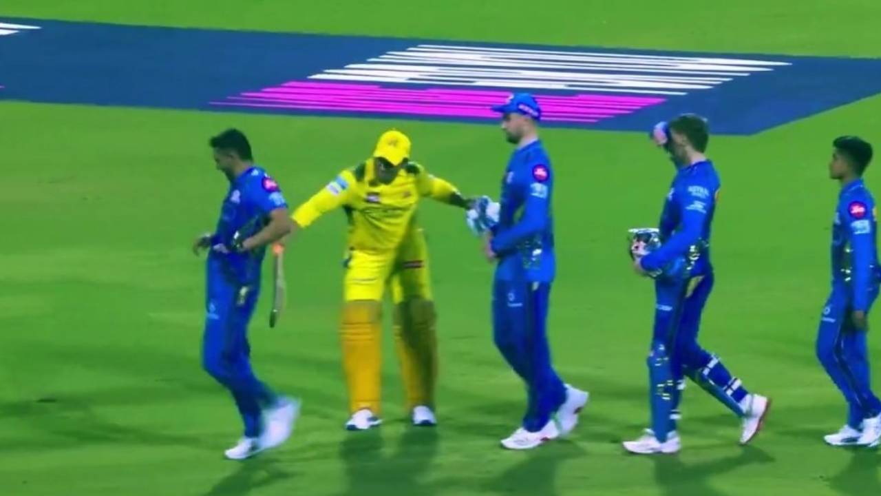 CSK vs MI : మ్యాచ్ ముగిశాక ముంబై ఆటగాడు దీపక్ చాహర్ను బ్యాట్తో కొట్టిన ధోని.. CSK vs MI : మ్యాచ్ ముగిశాక ముంబై ఆటగాడు దీపక్ చాహర్ను బ్యాట్తో కొట్టిన ధోని..