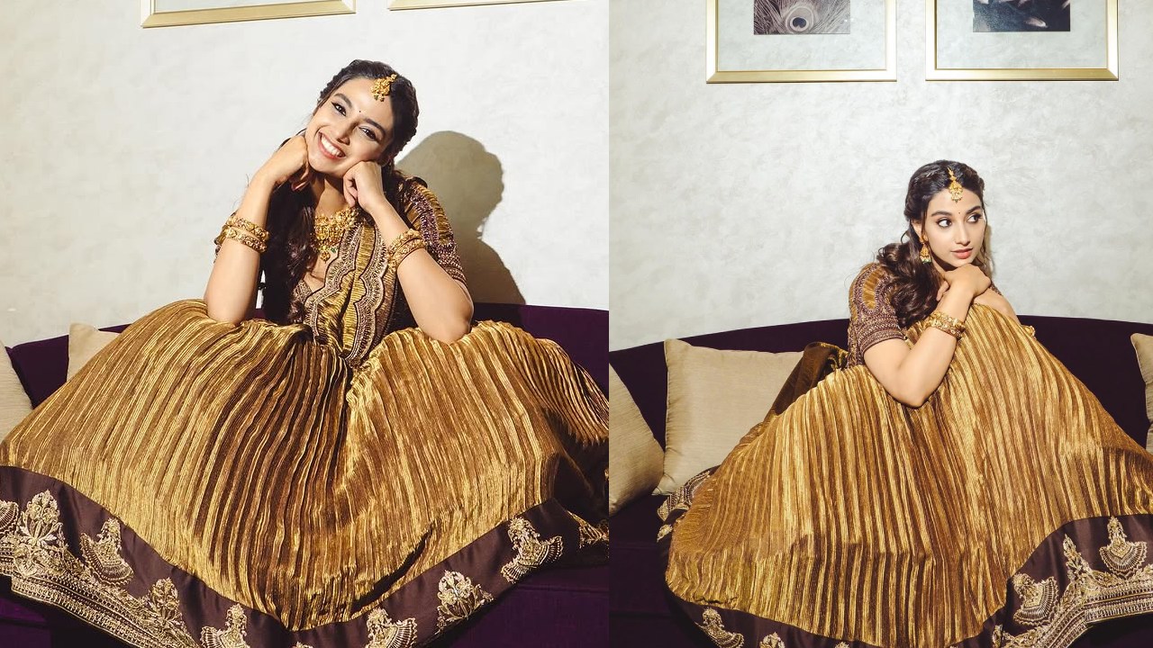 Meenaakshi Chaudhary : హాఫ్ శారీలో క్యూట్ గా కూర్చొని.. మెరిపిస్తున్న మీనాక్షి చౌదరి..