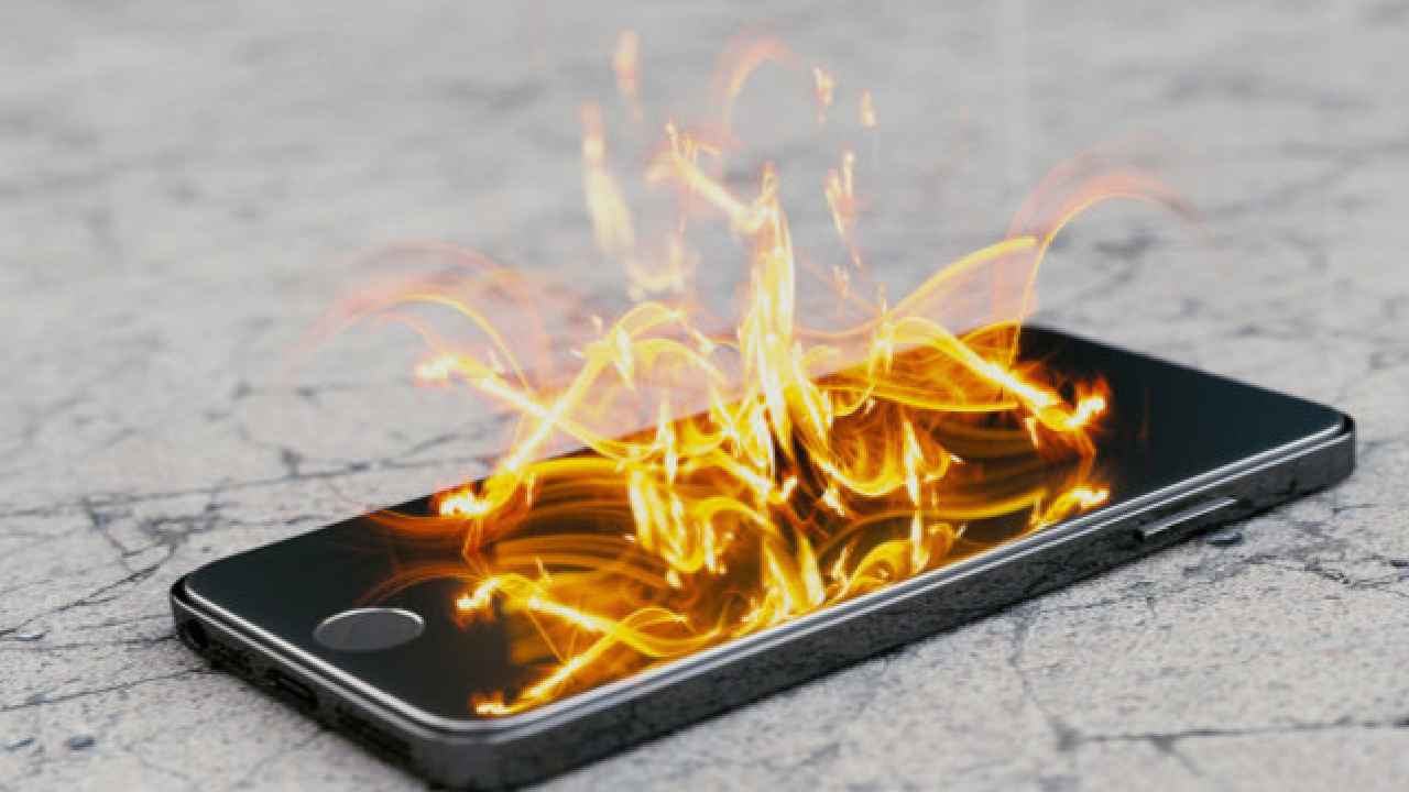 Mobile Phone Explosion : అమ్మ బాబోయ్.. జేబులో పేలిన మొబైల్ ఫోన్.. వ్యక్తి ప్రైవేట్ పార్ట్స్కు తీవ్ర గాయాలు.. ఎందుకిలా పేలిపోతున్నాయి.. Mobile Phone Explosion : అమ్మ బాబోయ్.. జేబులో పేలిన మొబైల్ ఫోన్.. వ్యక్తి ప్రైవేట్ పార్ట్స్కు తీవ్ర గాయాలు.. ఎందుకిలా పేలిపోతున్నాయి..