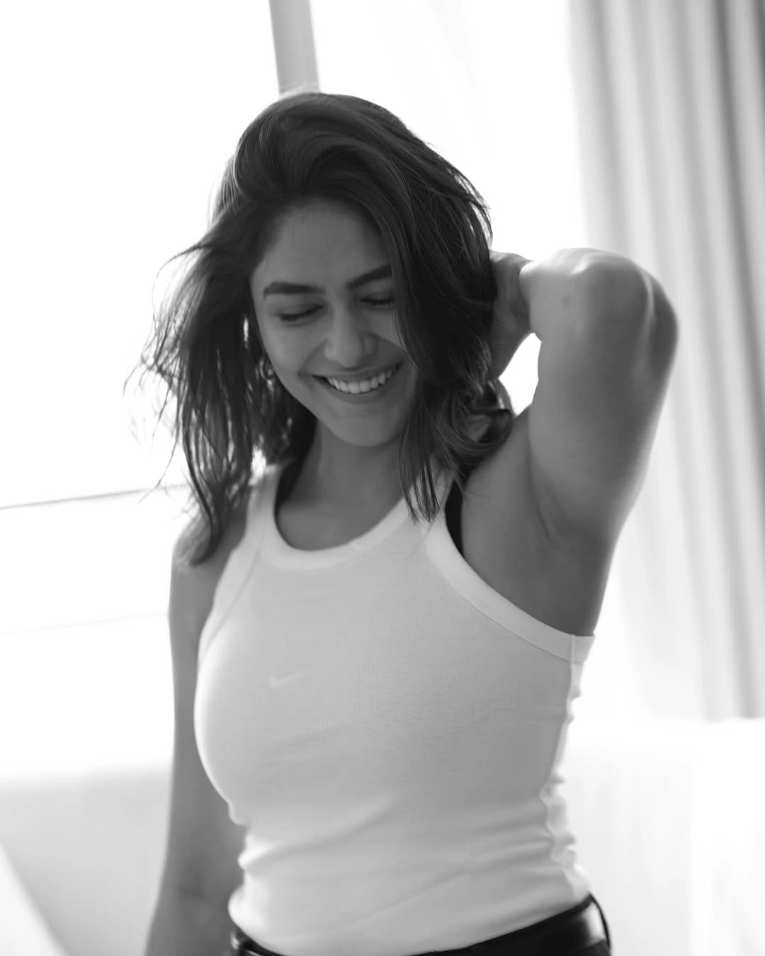 Mrunal Thakur Cute Smiling Photos