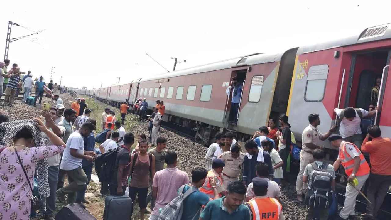 Odisha Train Incident : ఒడిశాలో రైలు ప్రమాదం.. పట్టాలు తప్పిన కామాఖ్య ఎక్స్ ప్రెస్.. Odisha Train Incident : ఒడిశాలో రైలు ప్రమాదం.. పట్టాలు తప్పిన కామాఖ్య ఎక్స్ ప్రెస్..